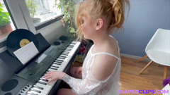 Nicole White: キーボードで演奏します。