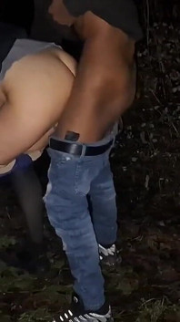 Trevlig romantisk sex utomhus på natten.