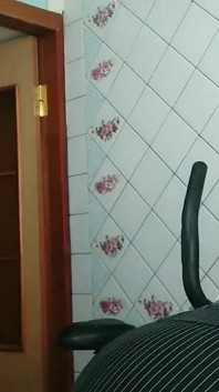Une femme au foyer solitaire dans un simulateur secoue son gros ventre et montre son cul qui rebondit devant la webcam