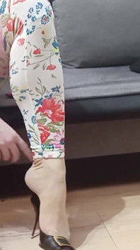 Rosa Shoes tarafından Seksi Siyah Deri Sivri Burunlu Yüksek Topuklu Ayakkabılarla Sarkan Crossdresser