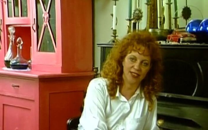 Porno kino: Pelirroja alemana milf se rellena con consolador