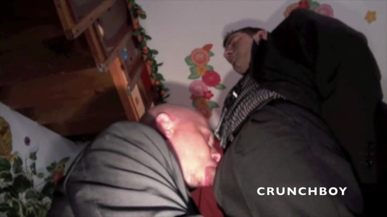 FRENCH AMATORS SEXTAPES: Dwóch seksownych pracowników bawi się w garniturze i w klasie