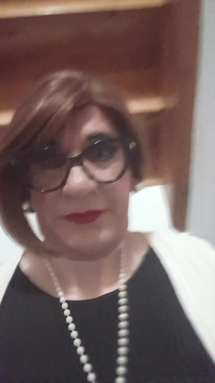 Yusti: Crossdresser chłopiec pokazując swoje krzywe przed lustrem