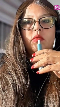 Brasilianische bBW-MILF-göttin Vaping iqos bei der arbeit