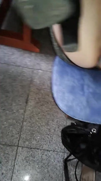 Ho fatto mostrare la figa alla mia puttana in negozio così che fosse ancora più bagnata, così sarebbe stato più piacevole scoparla