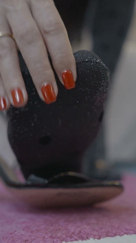 La milf bionda matura prende in giro con i piedi con le calze glitterate