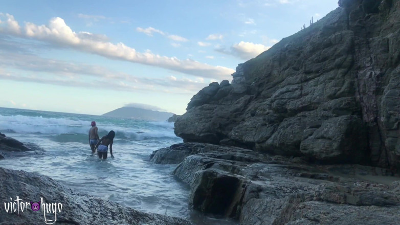 VictorHugo: Nongkrong bareng teman di pantai