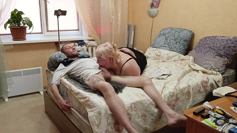 Stepmom Gives a Good Blowjob with Cum in Her Mouth