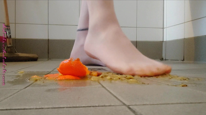 Carmen_Nylonjunge: Footplay in pantyhose with fruit