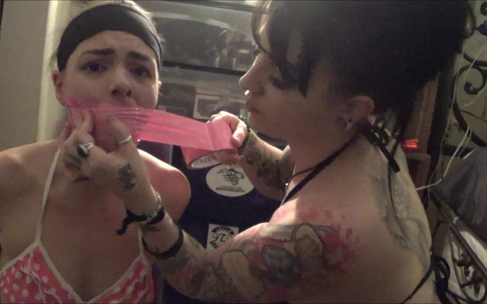 Selfgags classic: Cockblocked i ukarany: kajdanki, majtki zakneblowane i lanie przez jej...