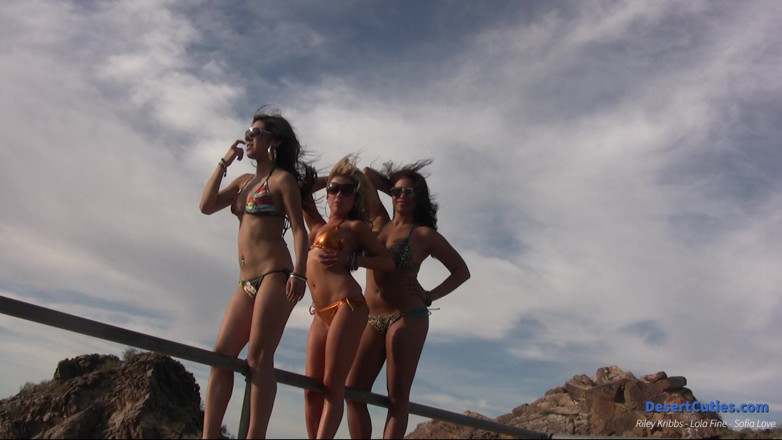 Desert Cuties: Dağ tepesinde bikinili üç kız soyunuyor ve birbirleriyle oynuyor
