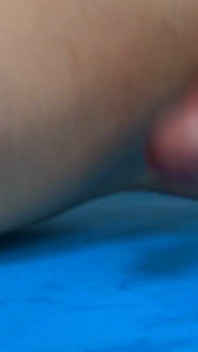 Saya tersekat pada tikar saya dengan precum melekit saya