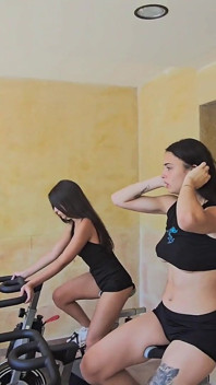 Ruang kebugaran Lesbian liar di gym