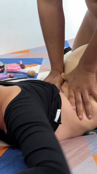 Quão fofa minha meia-irmã sexy parece com meu pau enorme na boca e então eu coloco na bunda dela com todo o meu esperma.
