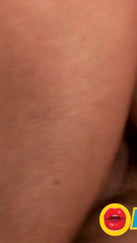 Una puttana bionda con tette piccole brama il sesso anale e di gruppo