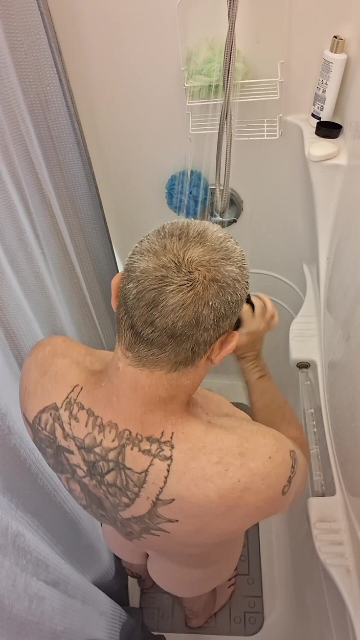 DubeSnackes: Dubesnackes, ukazování času a mydlení a tření jeho sexy těla.