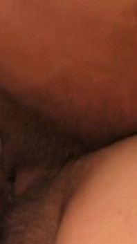 Une MILF mature s’enfile une grosse bite noire en baveux partout