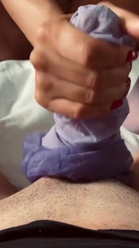 Adeline Murphy macht einen footjob in lila strümpfen