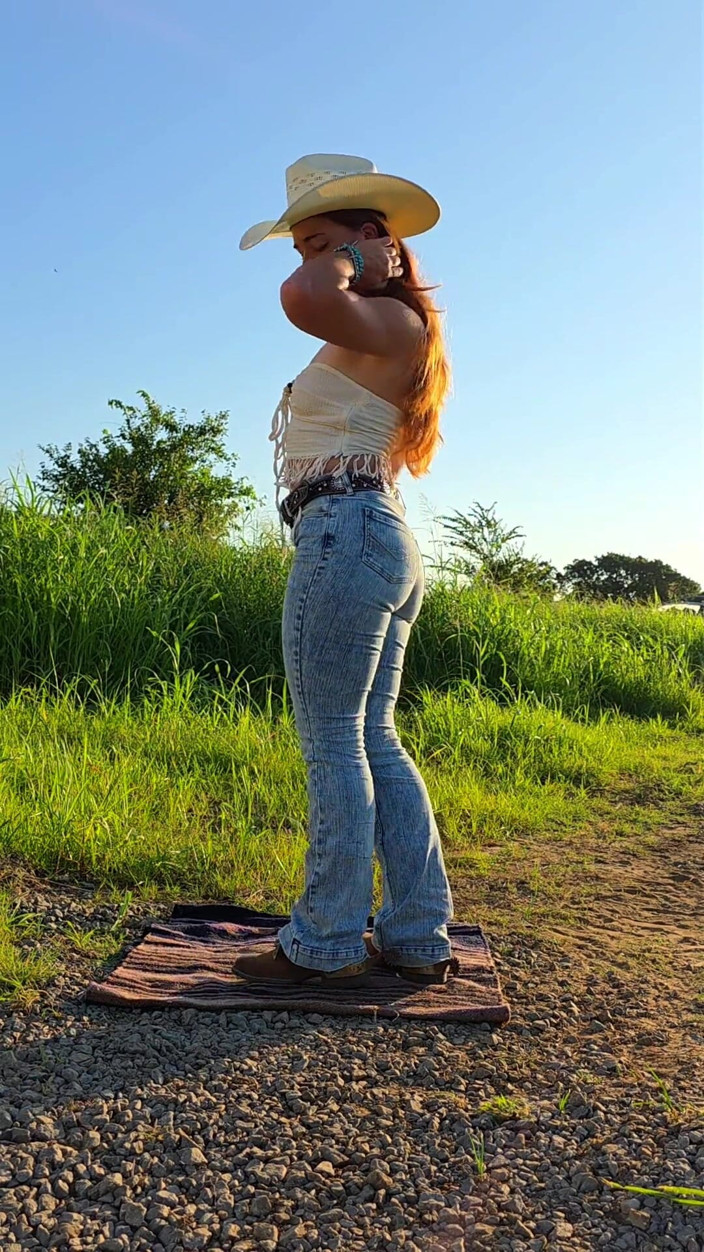NaughtyRedFarmgirl: Grote roodharige stript langzaam uit berijdende kleding die met naakt...