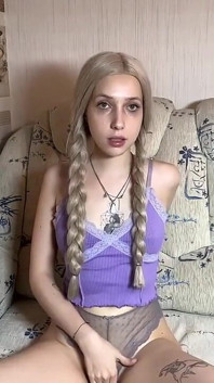 Jucăria nouă a surorii vitrege o face excitată