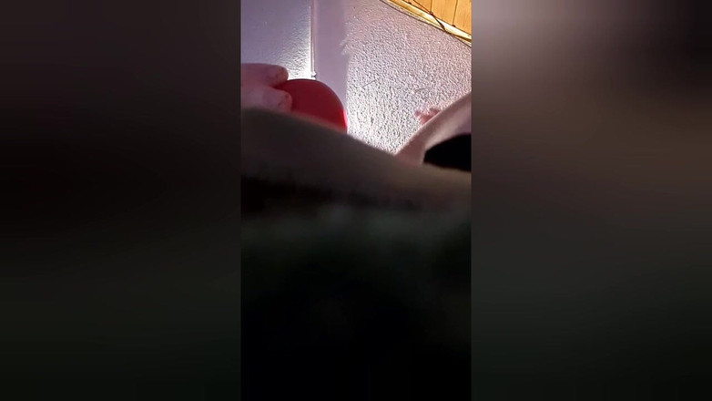 KittieNoOne: Milf masterbeert terwijl ze aan het bellen is