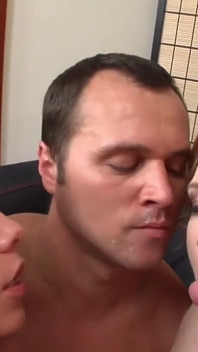Los hombres cachondos son chupados por sus parejas y pocas chicas antes de tener sexo intenso