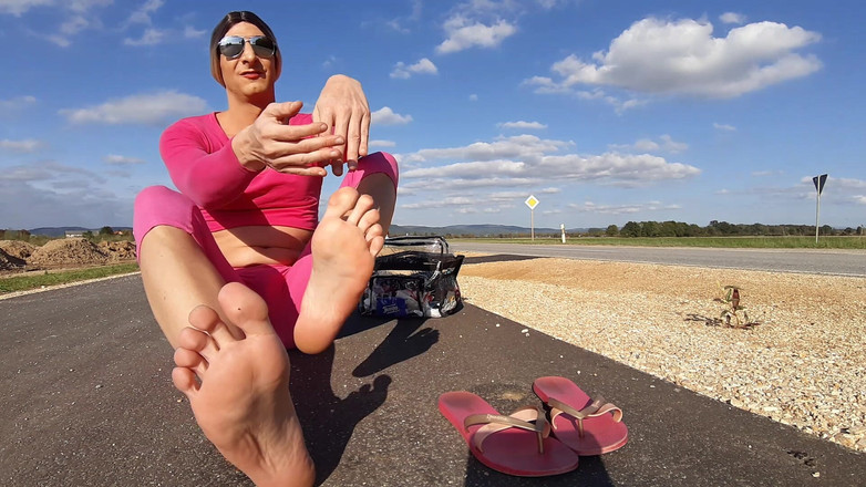 sweetfeet29: Kaki dan Tapak Kaki di Tepi Jalan