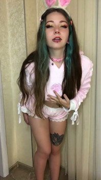 Linda garota dançando em um terno rosa com ouvidos.