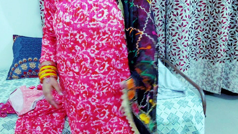Desi Pari Bhabhi: Heiße xXX stiefmutter hart gefickt bis zum orgasmus mit Hindi...