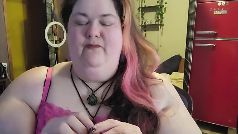Kitty Delgato: SSBBW kouří při hraní s mým krkem a masivními pažemi
