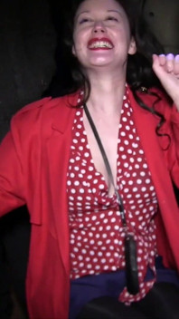 Kitty Love, MILF aimante les bites, suce des doggers excités dans un parking