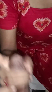 Bhabhi Ji sacudió el pene del hermanastro y eyacula
