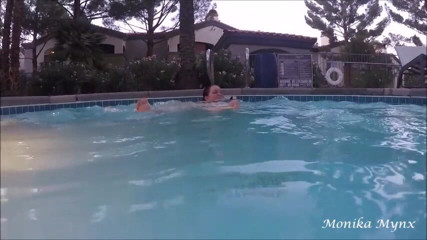 BBW Pleasures: La SSBBW cammina e nuota in piscina