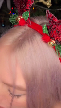 Presente de Ano Novo da loira gostosa estava me esperando debaixo da árvore de Natal - engolindo porra