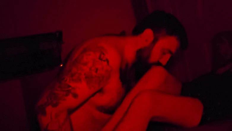 PoppaPig: Red Light Make Out