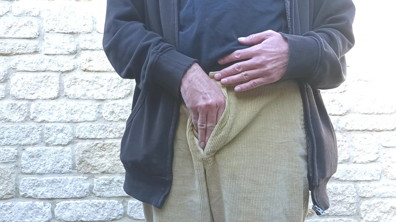 Rockardglans: Zakar besar yang belum dipotong berkrim memancut mani di luar...