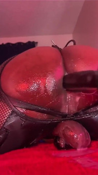 Une fille soumise supplie verbalement le cul pour avoir plus de bite - jeu de rôle intense avec un gode
