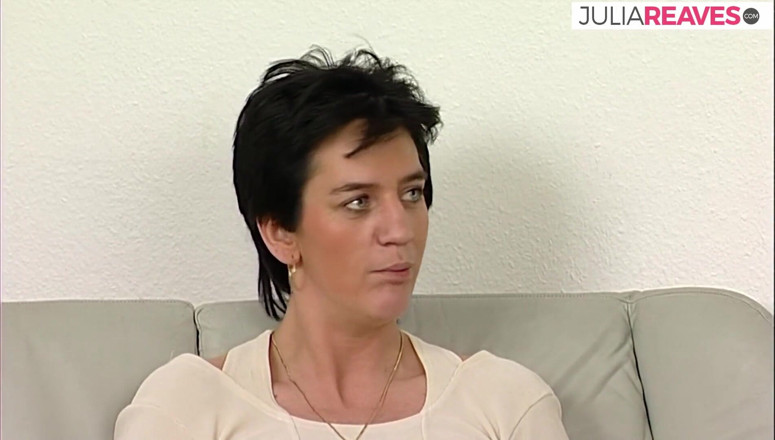 Retro German Casting Tour: Ateşli orta yaşlı seksi kadın sert bir dildoyla sikişmeden önce gırtlağına...