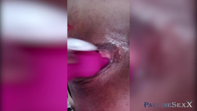 PaulineSexX: Une brune à gros nichons se masturbe la chatte avec un...
