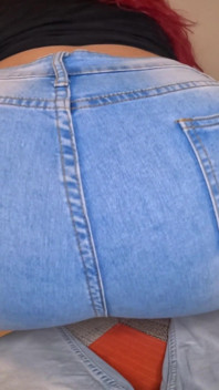 Pelirroja en jeans lap pedos en primer plano - frotando tu polla