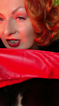 Fur fetish and long leather gloves pin up MILF