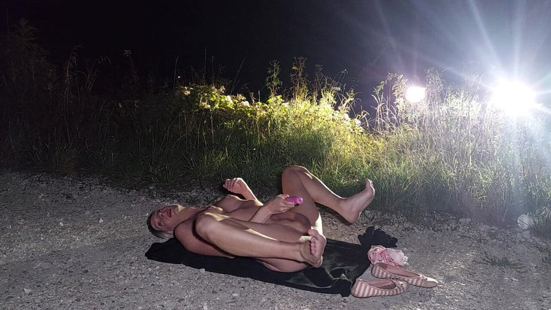 sweetfeet29: Шланг перед фарой машины на парковке