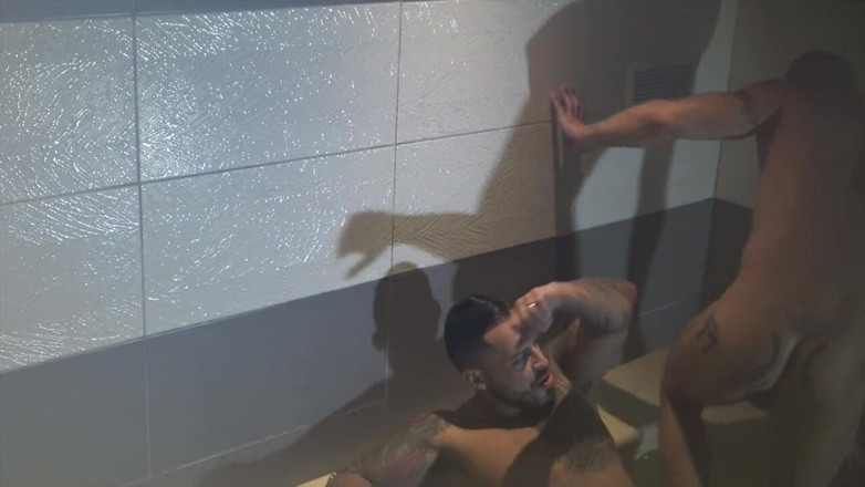 Gaybareback: Aymeric Deville wird von Viktor Rom ohne gummi gefickt