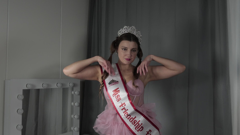 Ferrero: Melena Maria Ria, Miss Eurasia, masturbasi sebelum naik ke atas...