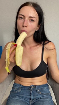 Burlas en jeans, comiendo y chupando banana