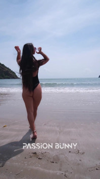 Schwarzer bikini und leidenschaftliches blankziehen am strand