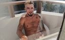 Leo Bulgari watcher cam!: Leo Bulgari se masturbează și ejaculează pe balcon