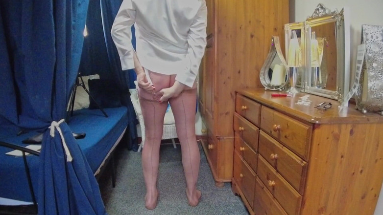 Mistress Jodie May: Thư ký khoe hàng đầy đủ thời trang