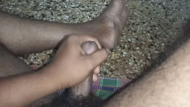 Hungry cliff: Une desi indienne s’embrasse et suce un trou de chatte