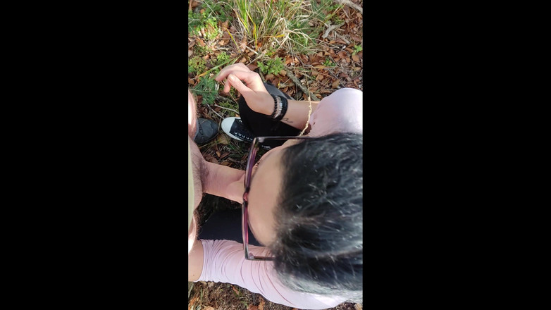 Toilet Mommy: 性感熟女在户外吹箫